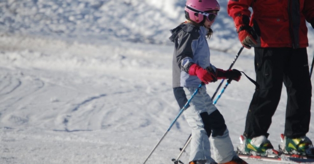 nina y monitor en la nieve